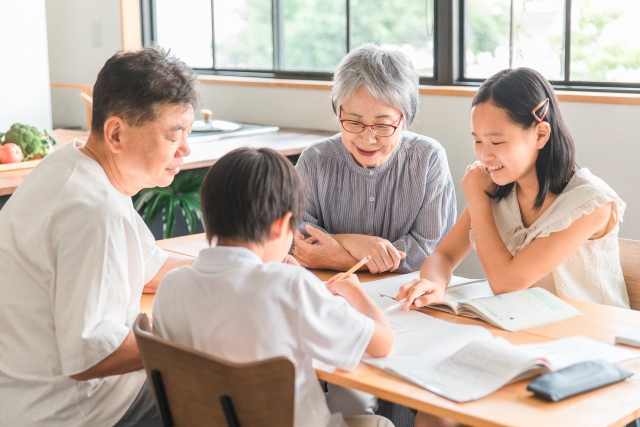 夏休みの子供の預け先悩み：実家預けのメリットと最適な年齢、限度とは？